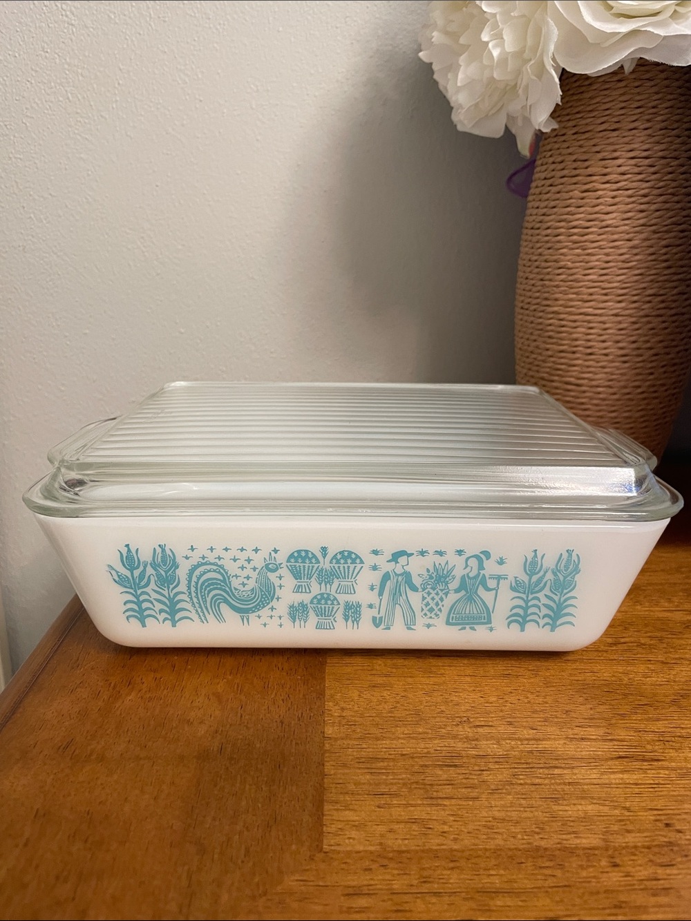 📍MCM Vintage Pyrex Amish Butterprint 1 1/2 Qt. Covered Milk Glass Baking Dish